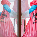 A Versa Engenharia Ambiental Ltda assegura o manejo seguro de resíduos infectantes com equipes altamente treinadas para prevenir contaminações hospitalares.