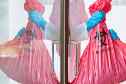 A Versa Engenharia Ambiental Ltda assegura o manejo seguro de resíduos infectantes com equipes altamente treinadas para prevenir contaminações hospitalares.