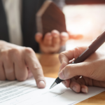 A revisão de contrato financeiro pode reduzir juros e encargos abusivos e devolver equilíbrio às relações de consumo, destaca Kelsem Ricardo Rios Lima.