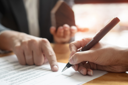 A revisão de contrato financeiro pode reduzir juros e encargos abusivos e devolver equilíbrio às relações de consumo, destaca Kelsem Ricardo Rios Lima.