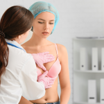 Idade e periodicidade da mamografia: Vinicius Tadeu Sattin Rodrigues explica quando iniciar o rastreamento e quais são os principais cuidados.