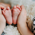 Bebê recebe alta após recuperação impressionante depois de ataque na Avenida Brasil