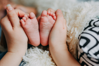 Bebê recebe alta após recuperação impressionante depois de ataque na Avenida Brasil