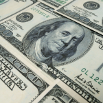 Dólar sobe com petróleo perto de US$ 100 e reacende alerta sobre inflação e impacto na economia global