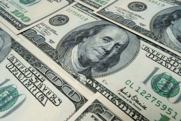 Dólar sobe com petróleo perto de US$ 100 e reacende alerta sobre inflação e impacto na economia global