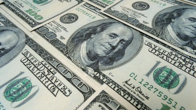 Dólar sobe com petróleo perto de US$ 100 e reacende alerta sobre inflação e impacto na economia global