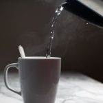 Beber água quente de manhã faz bem? Entenda o viral e o que a ciência realmente diz