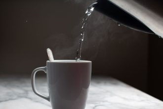 Beber água quente de manhã faz bem? Entenda o viral e o que a ciência realmente diz