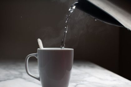 Beber água quente de manhã faz bem? Entenda o viral e o que a ciência realmente diz