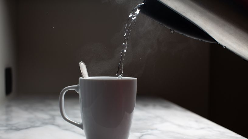 Beber água quente de manhã faz bem? Entenda o viral e o que a ciência realmente diz