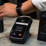 Wearables de pagamento: a fusão entre moda, tecnologia vestível e a evolução dos meios transacionais