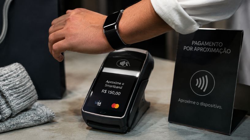 Wearables de pagamento: a fusão entre moda, tecnologia vestível e a evolução dos meios transacionais