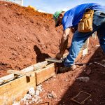 Trabalhador da construção civil atua na fundação de uma obra ao ar livre em Londrina, no Brasil.