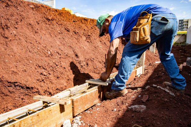 Trabalhador da construção civil atua na fundação de uma obra ao ar livre em Londrina, no Brasil.