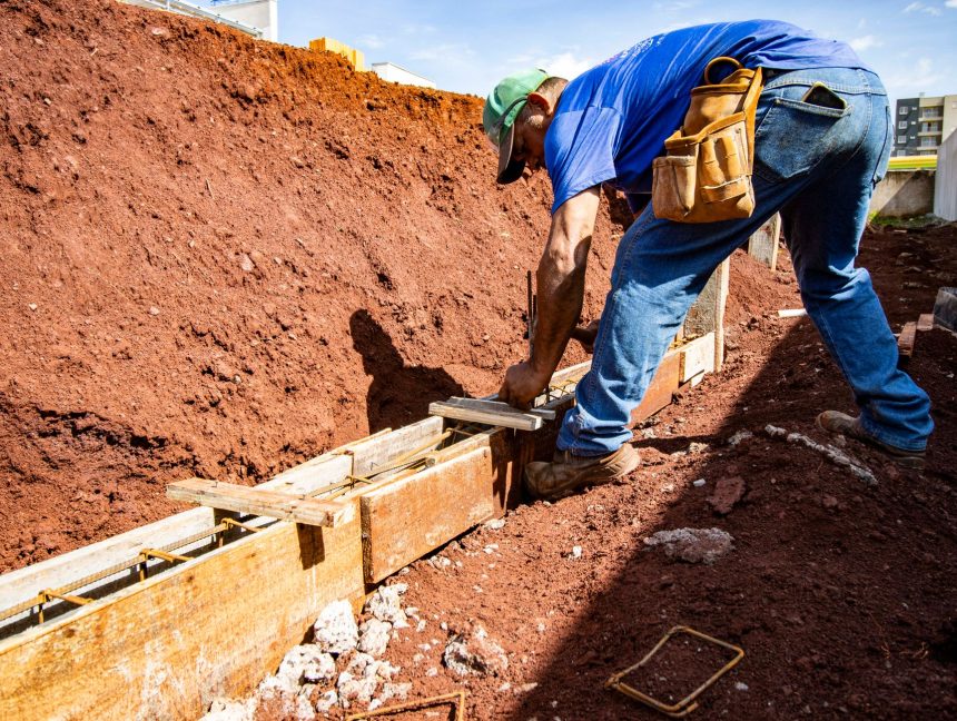 Trabalhador da construção civil atua na fundação de uma obra ao ar livre em Londrina, no Brasil.