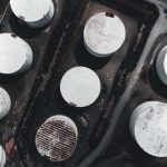 Vista aérea de grandes tanques industriais de armazenamento de combustíveis.
