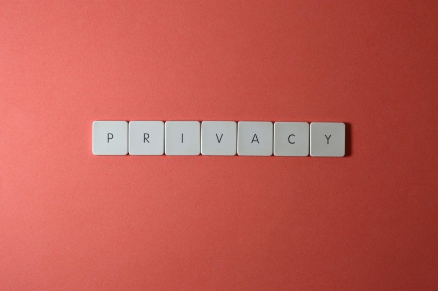 Letras formando a palavra “PRIVACY” sobre fundo vermelho, simbolizando proteção da privacidade e dos dados pessoais.
