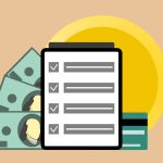 Ilustração de um tablet com marcas de verificação ao lado de cédulas de dólar e um cartão de crédito.